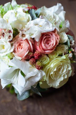 Bir çiçekçide düğün ya da tatil için Ranunculus mattiola Tulip okaliptüs Narcissus 'un en güzel çiçek buketi.