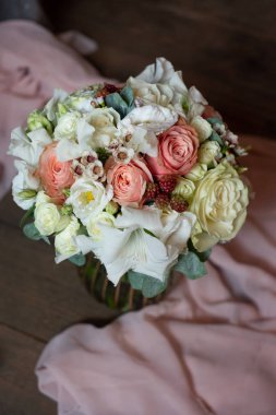 Bir çiçekçide düğün ya da tatil için Ranunculus mattiola Tulip okaliptüs Narcissus 'un en güzel çiçek buketi.