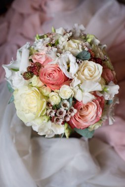 Bir çiçekçide düğün ya da tatil için Ranunculus mattiola Tulip okaliptüs Narcissus 'un en güzel çiçek buketi.