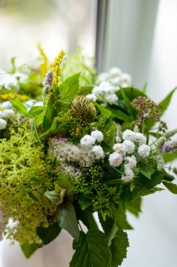 Bir çiçekçide düğün ya da tatil için Ranunculus mattiola Tulip okaliptüs Narcissus 'un en güzel çiçek buketi.