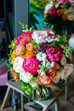 en güzel çiçekler, gelin veya damat için bir festival çiçekçilik mağazası veya düğün salonu için restoranın iç bacak çiçek muhteşem buketleri, bir gelin buketi, bütan