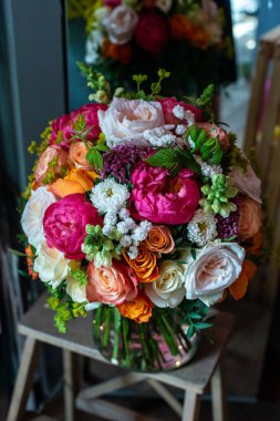 en güzel çiçekler, gelin veya damat için bir festival çiçekçilik mağazası veya düğün salonu için restoranın iç bacak çiçek muhteşem buketleri, bir gelin buketi, bütan