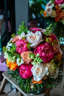en güzel çiçekler, gelin veya damat için bir festival çiçekçilik mağazası veya düğün salonu için restoranın iç bacak çiçek muhteşem buketleri, bir gelin buketi, bütan