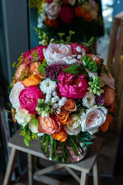en güzel çiçekler, gelin veya damat için bir festival çiçekçilik mağazası veya düğün salonu için restoranın iç bacak çiçek muhteşem buketleri, bir gelin buketi, bütan