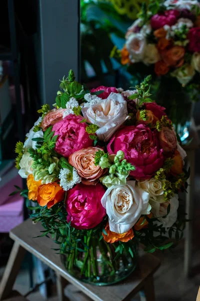 Les Belles Fleurs Magnifiques Bouquets Fleurs Sur Jambe Intérieur Restaurant — Photo