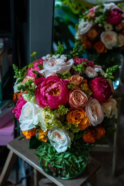 en güzel çiçekler, gelin veya damat için bir festival çiçekçilik mağazası veya düğün salonu için restoranın iç bacak çiçek muhteşem buketleri, bir gelin buketi, bütan