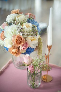 en güzel çiçekler, gelin veya damat için bir festival çiçekçilik mağazası veya düğün salonu için restoranın iç bacak çiçek muhteşem buketleri, bir gelin buketi, bütan