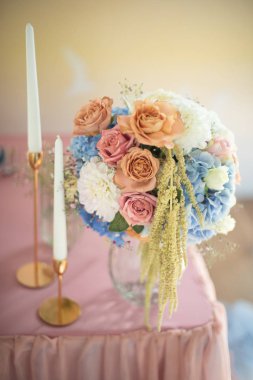 en güzel çiçekler, gelin veya damat için bir festival çiçekçilik mağazası veya düğün salonu için restoranın iç bacak çiçek muhteşem buketleri, bir gelin buketi, bütan