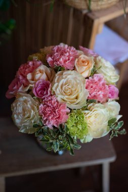 en güzel çiçekler, gelin veya damat için bir festival çiçekçilik mağazası veya düğün salonu için restoranın iç bacak çiçek muhteşem buketleri, bir gelin buketi, bütan