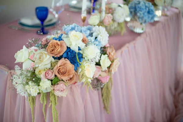 Vackraste Blommorna Magnifika Buketter Blommor Benet Det Inre Restaurangen För — Stockfoto