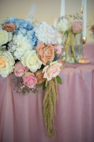 Vackraste Blommorna Magnifika Buketter Blommor Benet Det Inre Restaurangen För — Stockfoto