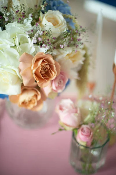 最も美しい花 花嫁や新郎のためのお祝いの花屋や結婚式のサロン ブライダルブーケ ブタンのためのレストランのインテリアに脚の壮大な花束 — ストック写真