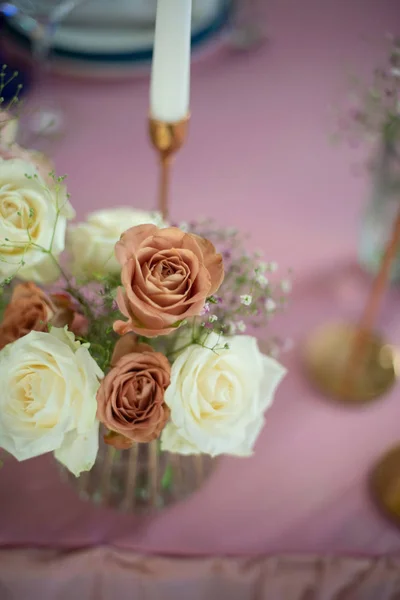 Vackraste Blommorna Magnifika Buketter Blommor Benet Det Inre Restaurangen För — Stockfoto