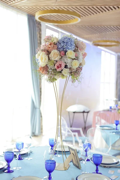 最も美しい花 花嫁や新郎のためのお祝いの花屋や結婚式のサロン ブライダルブーケ ブタンのためのレストランのインテリアに脚の壮大な花束 — ストック写真