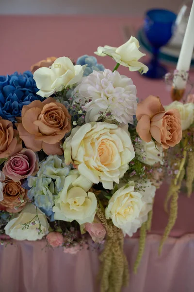 Самые Красивые Цветы Великолепные Букеты Цветов Ноге Интерьере Ресторана Праздничного — стоковое фото