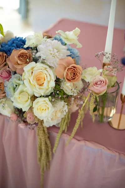 Vakreste Blomster Praktfulle Buketter Med Blomster Beinet Restaurantens Interiør Til – stockfoto