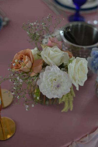 最美丽的鲜花 华丽的花束在餐厅内部的腿为节日花店或婚礼沙龙的新娘或新郎 新娘花束 丁氨酸 — 图库照片