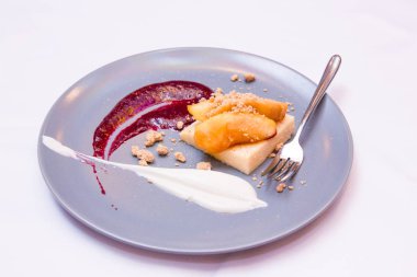 Kahve ya da fırında kurutulmuş meyveyle servis edilen tatlı. Tabağında böğürtlen olan erimiş lav keki. Şekerleme konsepti. Beyaz çikolatalı, vanilyalı dondurma ve gri arka planda çilek soslu.