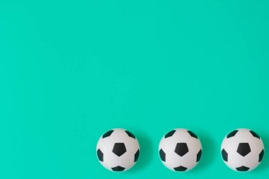 Birçok siyah ve beyaz futbol topları arka plan.