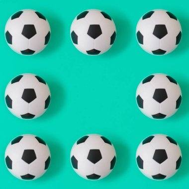 Birçok siyah ve beyaz futbol topları arka plan. Bir su futbol topları