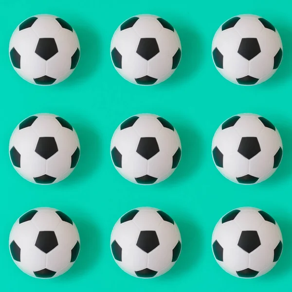 Birçok siyah ve beyaz futbol topları arka plan.