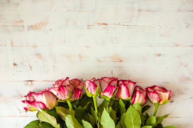 Ahşap arka planda kırmızı güller