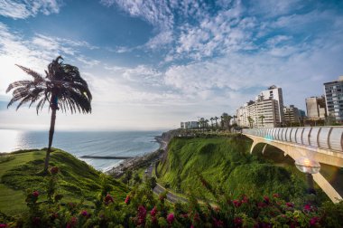Panoramik manzaralı Costa Verde ve Villena Rey Köprüsü Miraflores bölgesinde Lima, Peru
