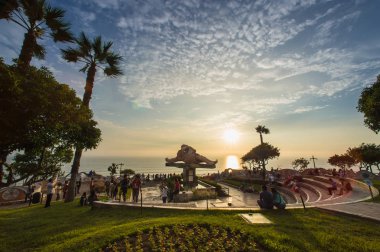 El Parque del Amor Miraflores, Lima, günbatımında. Esculture Victor Delfin tarafından oluşturulan Kiss (el Beso) denir.