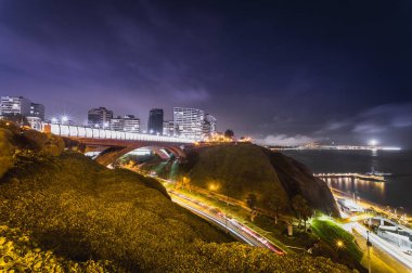 Tarafında, Lima, Peru - Imagen Miraflores Villena Rey Bridge ile üzerinden görüntülemek