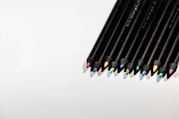 Crayons de couleur isolés sur fond blanc — Photo