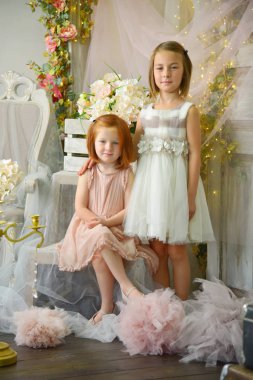 Çiçeklerle tahttaki kızlar