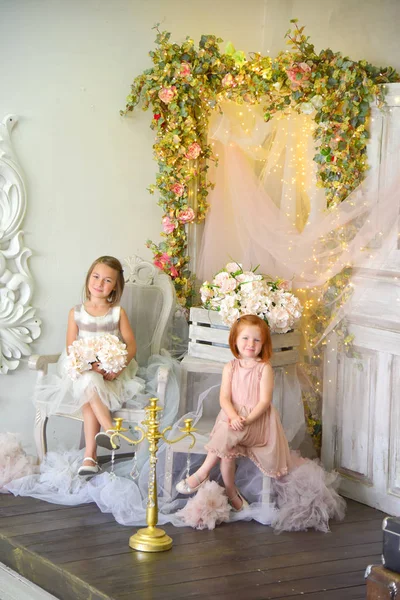 Filles Sur Trône Reine Avec Des Fleurs — Photo