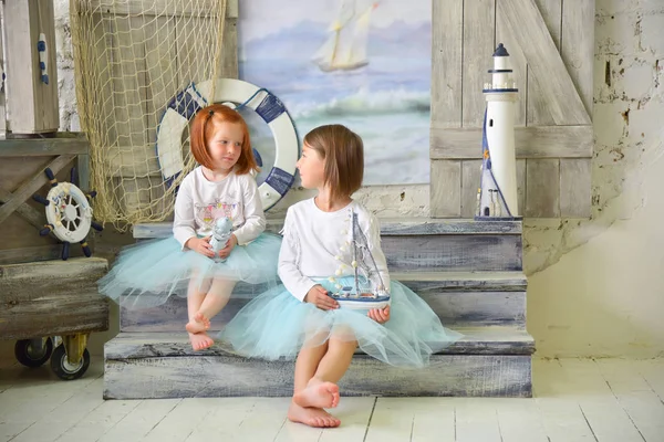 Χαριτωμένα Μικρά Κορίτσια Στο Στούντιο Σκηνή Στη Θάλασσα Εικόνα Αρχείου