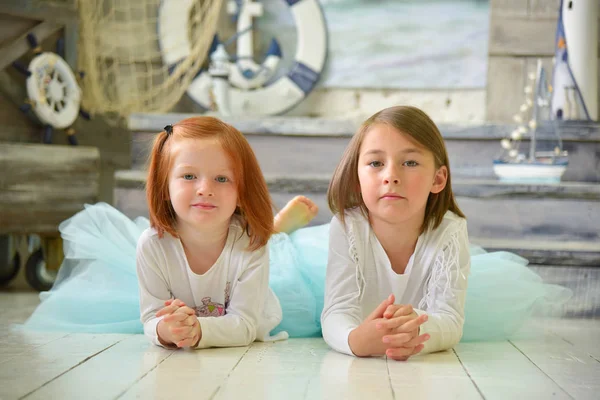 Χαριτωμένα Μικρά Κορίτσια Στο Στούντιο Σκηνή Στη Θάλασσα Royalty Free Φωτογραφίες Αρχείου