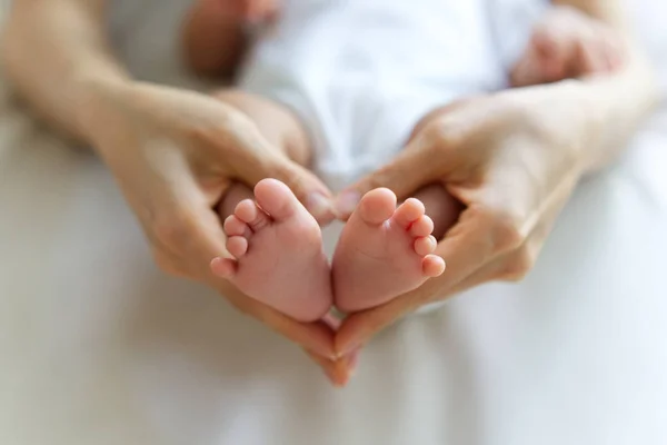 Tiny Sleeping Baby Feet Mother Hands Mother Hands Holding Feet — Stock Photo, Image
