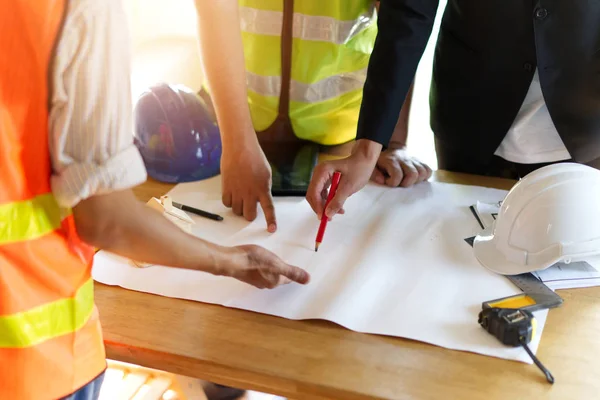 Vista Cerca Del Grupo Miembros Construcción Viviendas Que Reúnen Mesa — Foto de Stock