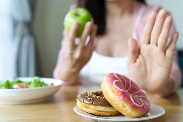 Menina Rejeitando Junk Food Comida Não Saudável Como Donuts Escolher — Fotografia de Stock