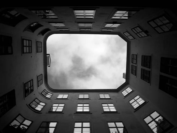 Vista Céu Rodeado Por Bloco Construção Com Muitas Janelas Olhando — Fotografia de Stock