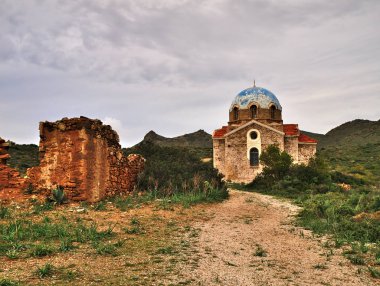 Eski Ortodoks Kilisesi ve kalıntıları, üzerinde bir uçurum Attica, Yunanistan