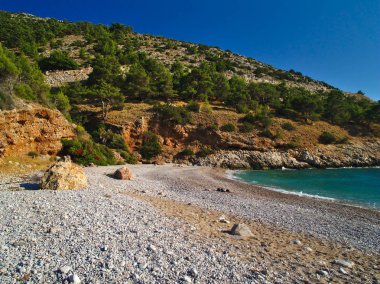 İzole boş güzel taş plaj yaz döneminde Merkezi Batı Sakız Adası, Yunanistan.