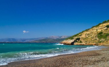Didim (edebi anlamına gelir İki Yataklı) Sakız Adası, Yunanistan Beach'te. Hiçbir insan ile güzel izole taş Plajı.
