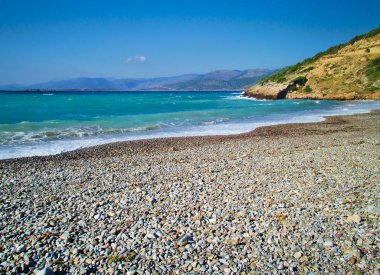 Didim (edebi anlamına gelir İki Yataklı) Sakız Adası, Yunanistan Beach'te. Hiçbir insan ile güzel izole taş Plajı.