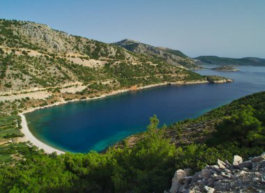 Elinda beach Merkezi Batı Sakız Adası, Yunanistan. Güzel izole plaj turkuaz su ile yukarıdan görüntülemek.