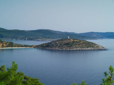 Yukarıdan görünüm, Pelerin'le Sakız Adası Yunanistan taş gözetleme kulesi. Ortaçağ silindirik kuledir deniz yukarıda.