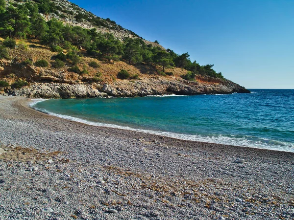 Isolato spiaggia di pietra vuota bella in estate, nel centro ovest dell'isola di Chios, Grecia . — Foto Stock