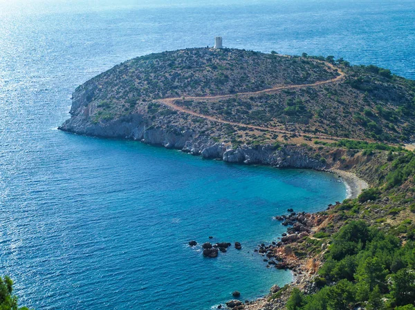 Yukarıdan görünüm, Pelerin'le Sakız Adası Yunanistan taş gözetleme kulesi. Ortaçağ silindirik kuledir deniz yukarıda.