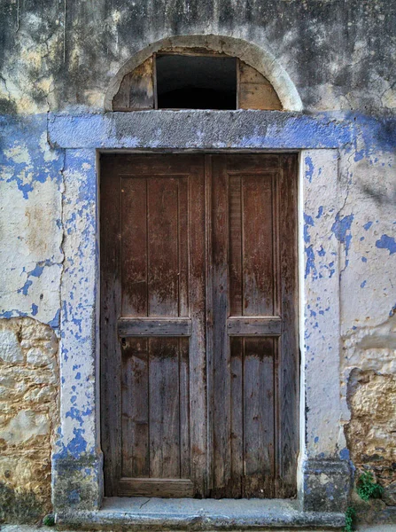 キオス島、ギリシャの村でカラフルな壁に素朴な古い木製ドア. — ストック写真