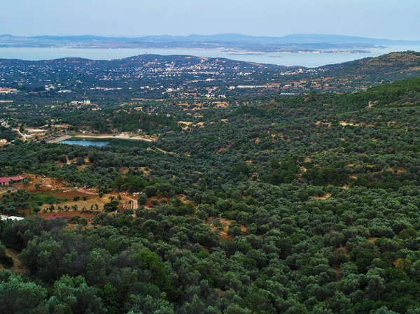 Vista desde arriba al valle de Chios y a la costa de la Pequeña Asia, un brillante día de verano . — Foto de Stock