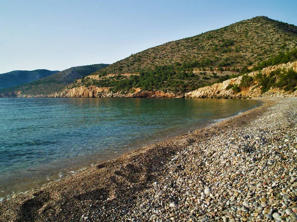 Isolato spiaggia di pietra vuota bella in estate, nel centro ovest dell'isola di Chios, Grecia . — Foto Stock