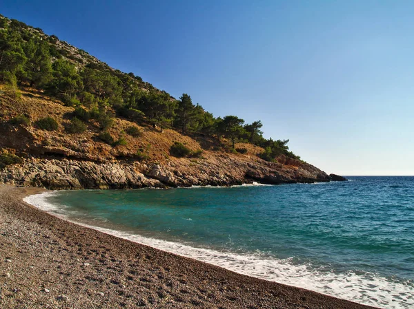 Isolato spiaggia di pietra vuota bella in estate, nel centro ovest dell'isola di Chios, Grecia . — Foto Stock